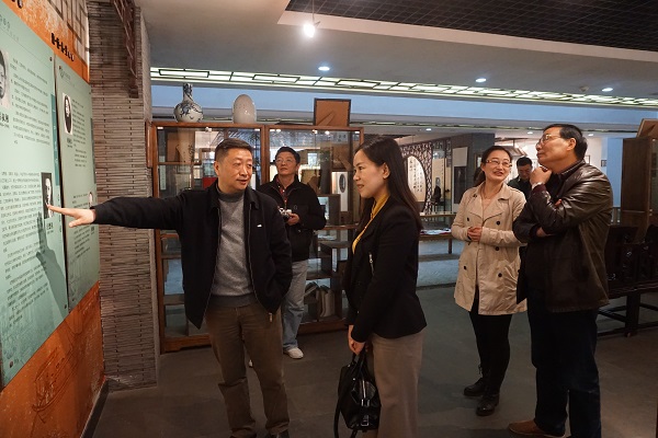 罗丽华一行参观苏州一中校史馆 wpk下载