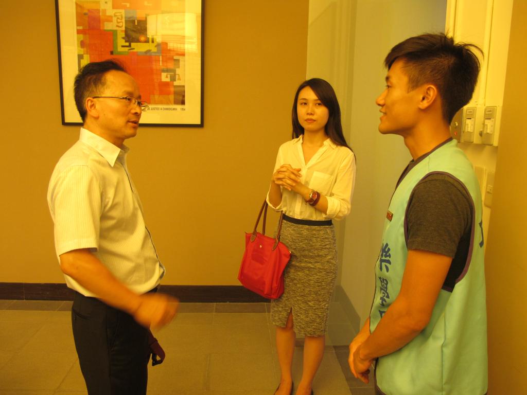 访问团成员与中原大学学生交谈 wpk下载