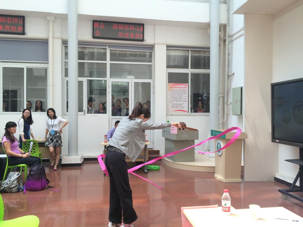 紧张有序的面试场面 wpk下载