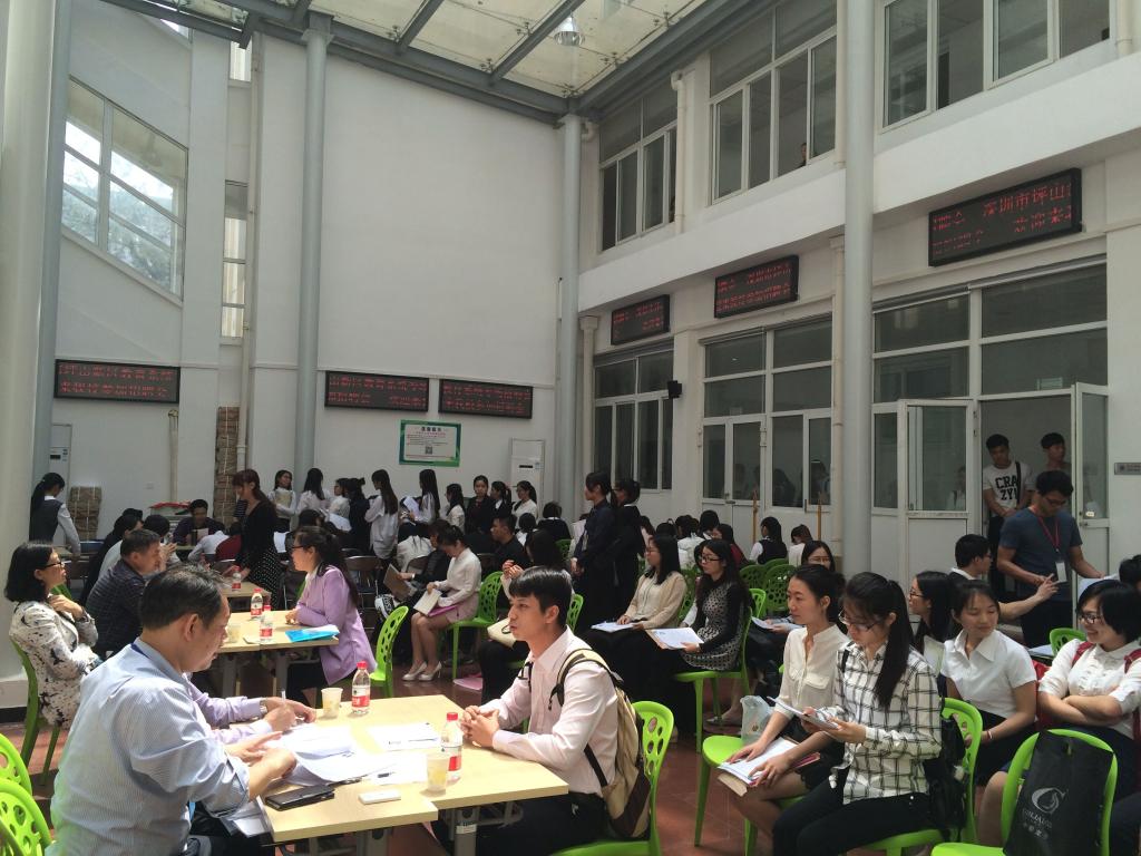 安静有序的面试现场 wpk下载