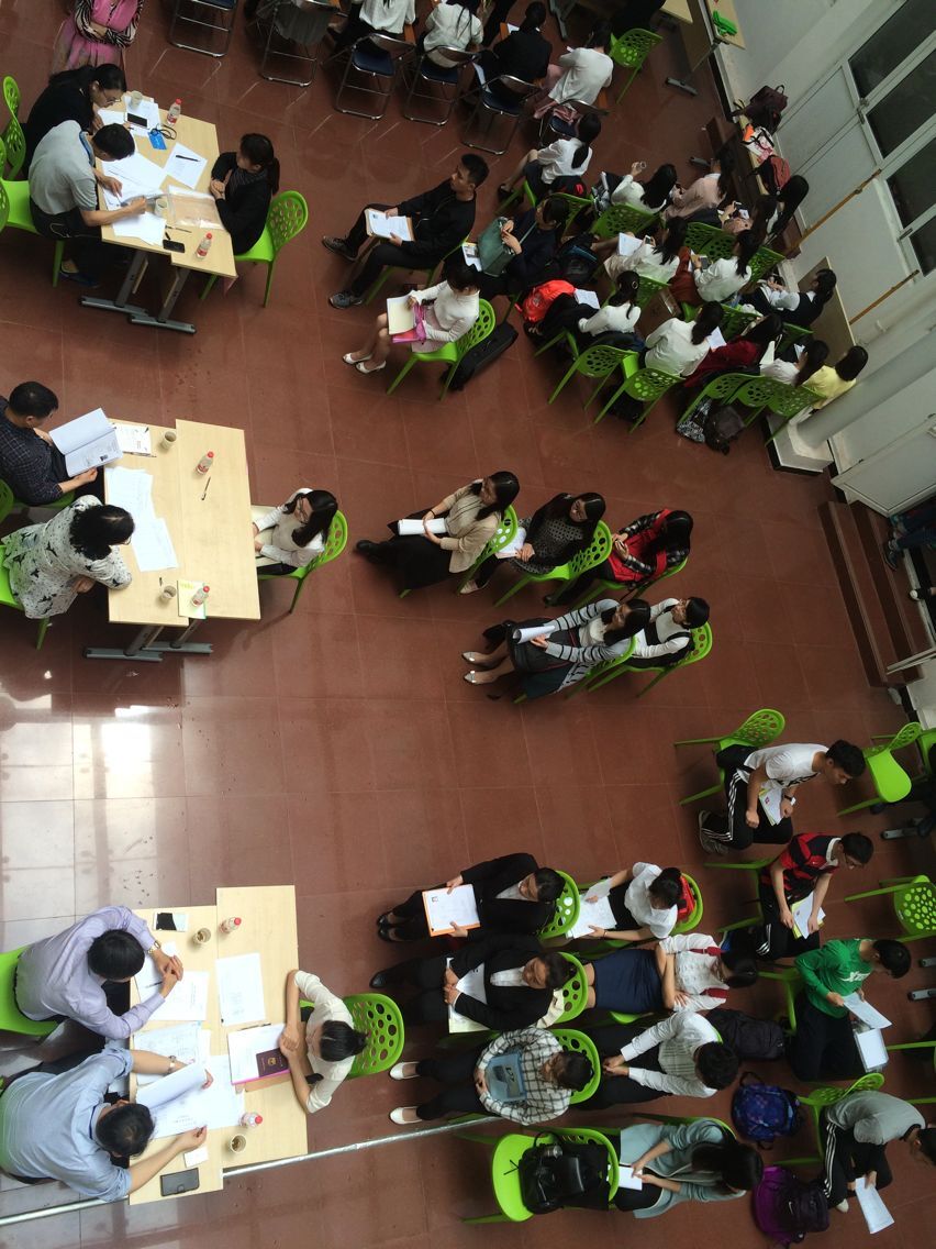 安静有序的招聘现场 wpk下载